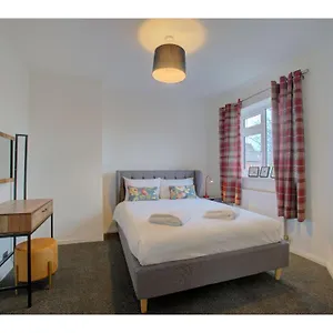 Gorgeous 3 Bed Near Airport Manchester
